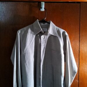 im selling a button down shirt